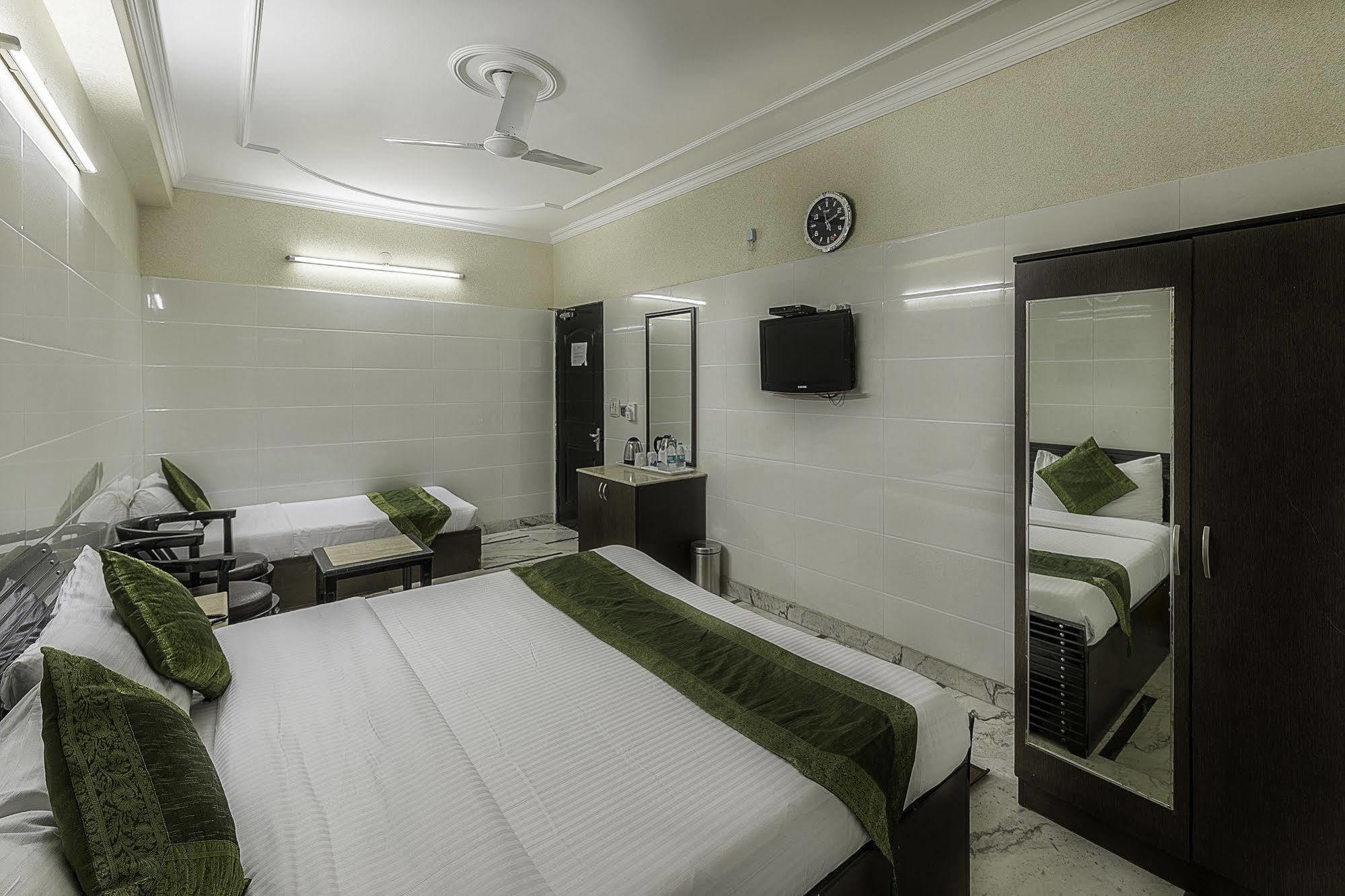Treebo Trend Singh Sons Karol Bagh Hotel New Delhi Exterior photo